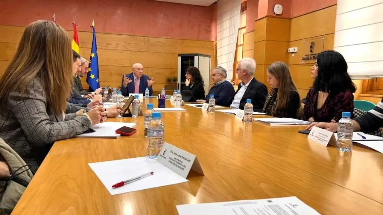 El comisionado del Reto Demográfico, Jesús Alique, ha presidido en Toledo la Comisión Interdepartamental en la que están representadas todas las consejerías del Gobierno regional en el marco de la evaluación intermedia de la Estrategia