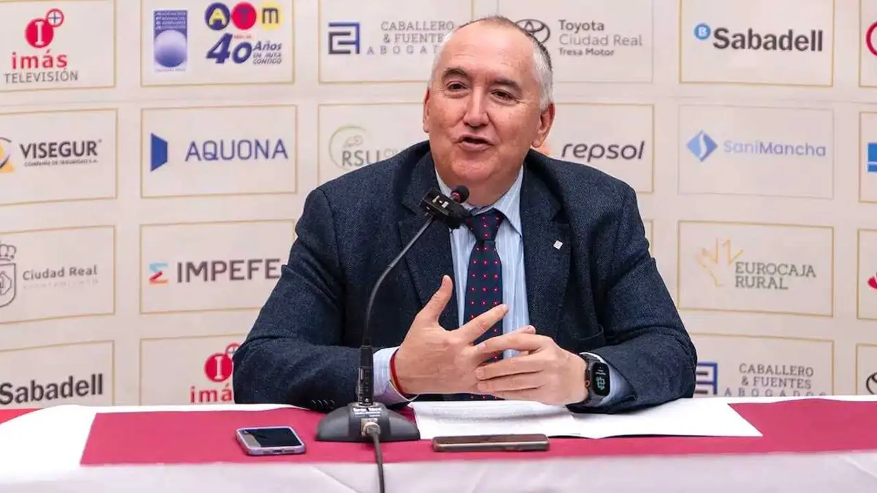 Carlos Marín anuncia los premiados en la edición de este año 2025 de los Premios Fecir / Fotografía: Lanza/Elena Rosa