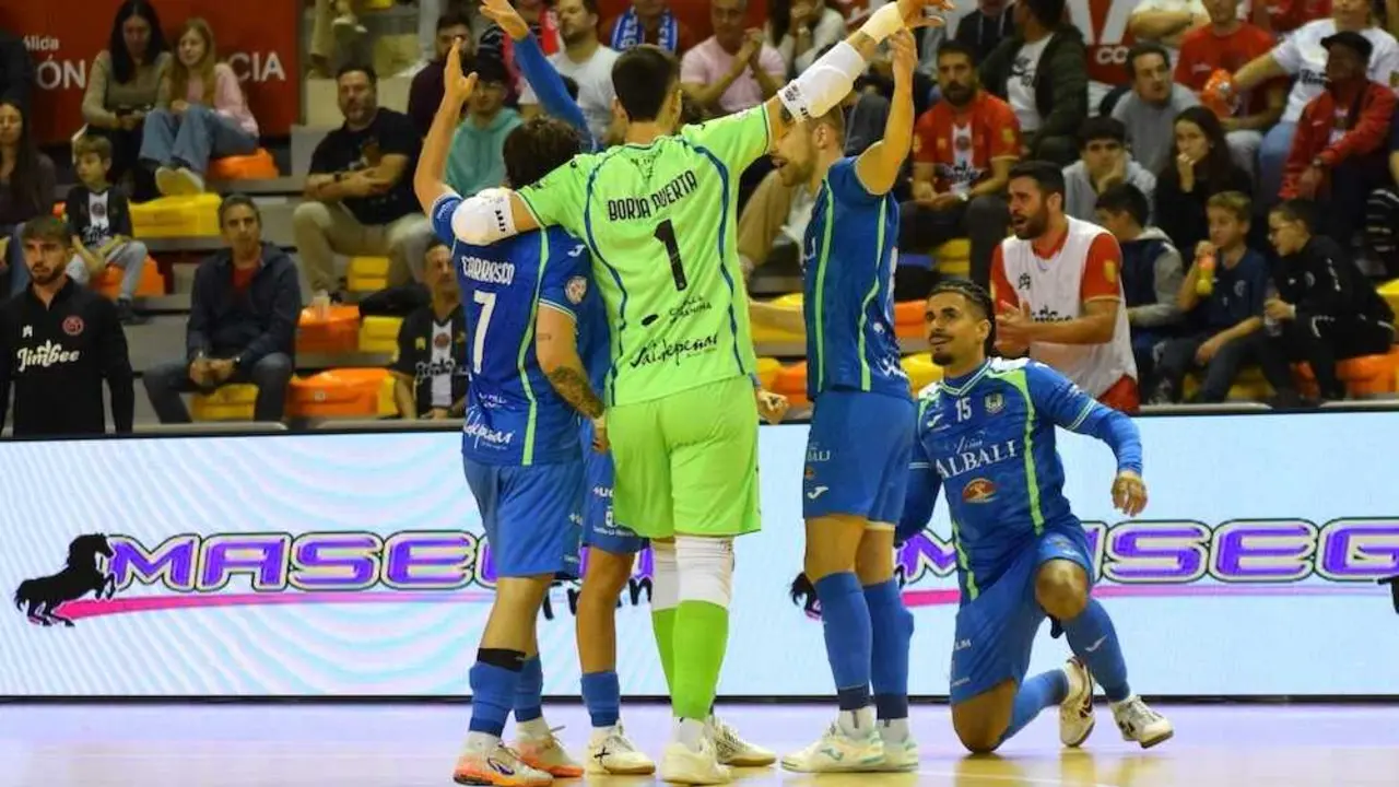 El Viña Albali Valdepeñas firma una victoria enorme en la pista del campeón (3-4)