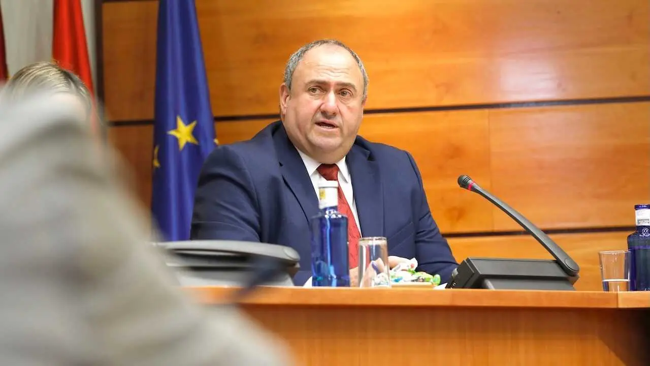 El consejero de Agricultura, Ganadería y Desarrollo Rural de Castilla-La Mancha, Julián Martínez Lizán, durante su comparecencia en la Comisión de Presupuestos de las Cortes regionales