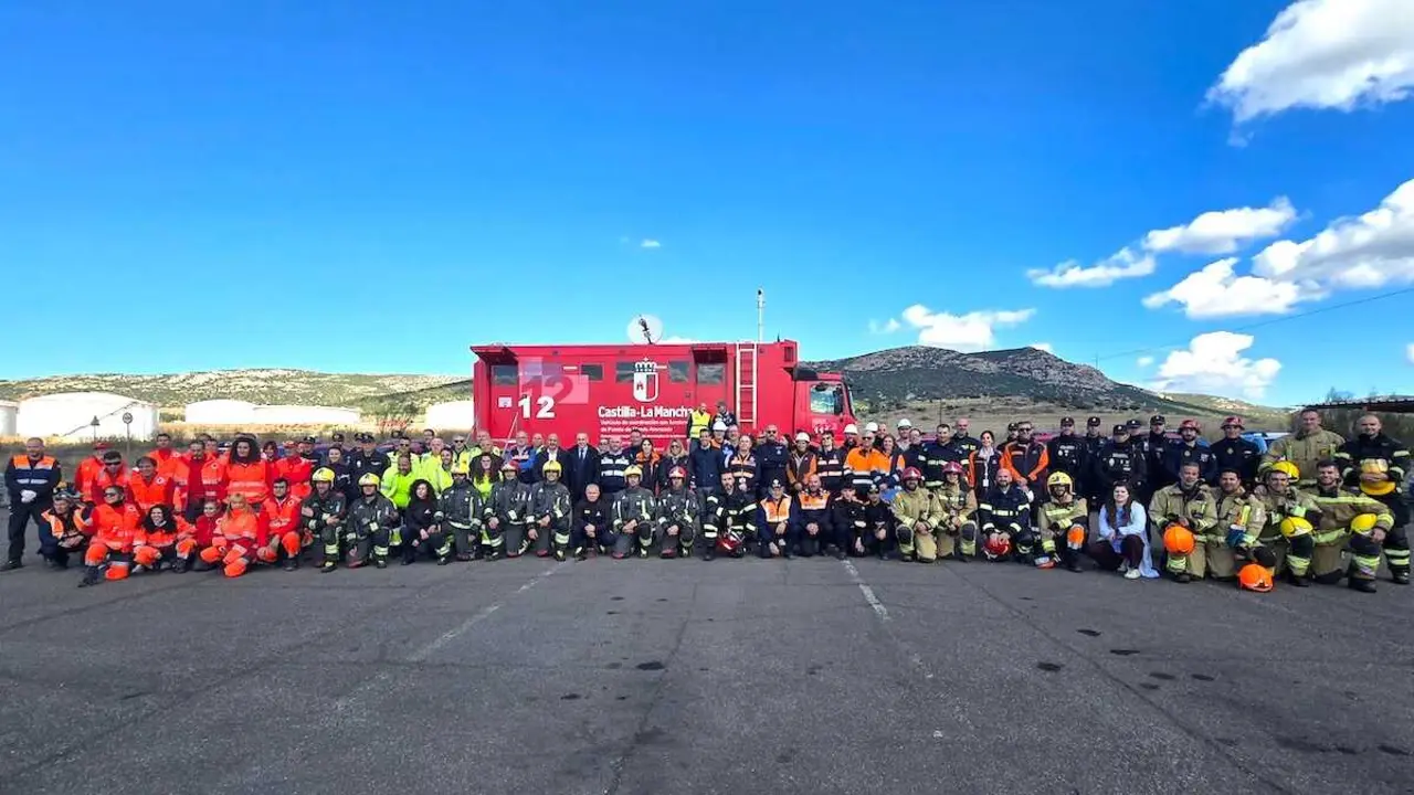 El director general de Protección Ciudadana, Emilio Puig, ha asistido, en la empresa Repsol Butano del complejo industrial de Puertollano (Ciudad Real), al simulacro de activación del Plan de Emergencia Exterior de Puertollano