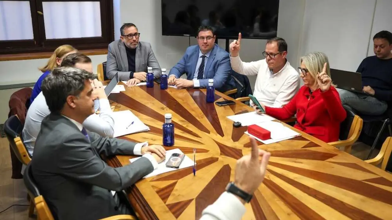 Vox tumba la ordenanza de la Zona de Bajas Emisiones (ZBE) de Toledo y deja solo al PP. En la imagen un instante de la Comisión de Transportes del Ayuntamiento toledano