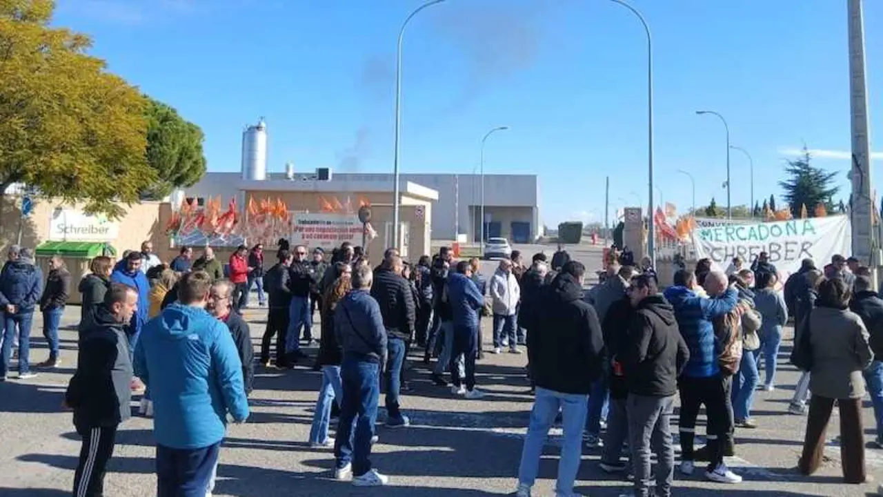 Seguimiento total en la primera jornada de huelga en Schreiber Foods de Noblejas (Toledo)