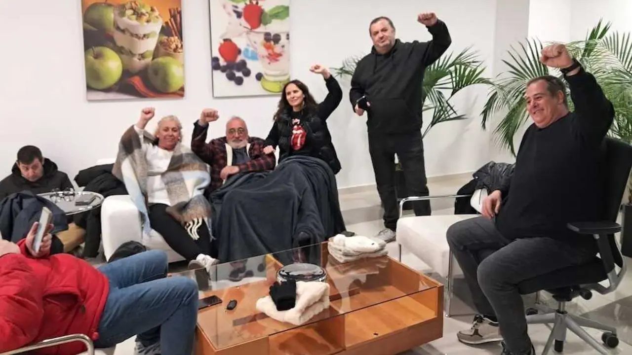 Encierro del Comité de empresa de Schreiber Foods en Noblejas (Toledo) tras la segunda jornada de huelga