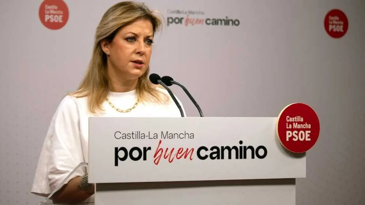 La portavoz del PSOE en las Cortes de Castilla-La Mancha, Ana Isabel Abengózar, en rueda de prensa