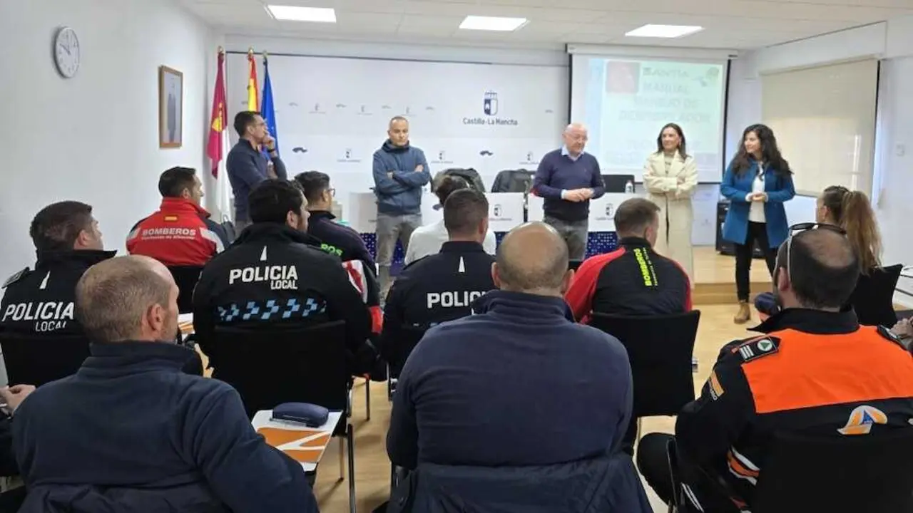 Más de veinte integrantes de emergencias se forman en RCP y uso del desfibrilador