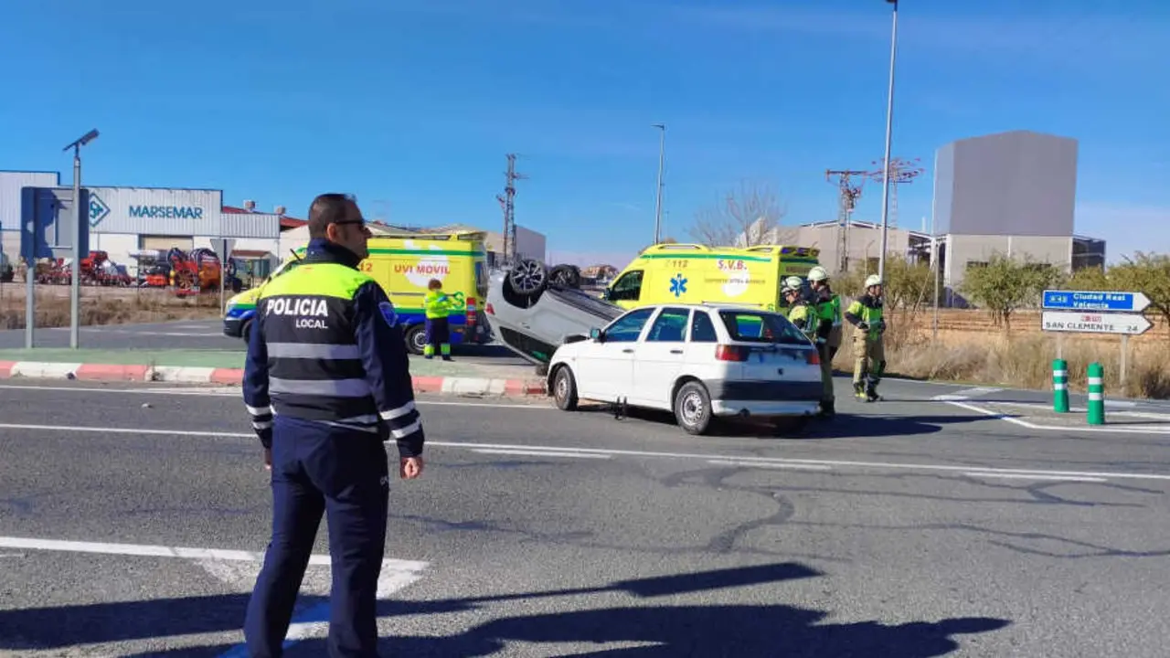 Cinco heridos, uno grave, tras salirse de la vía y volcar un turismo en Villarrobledo (Albacete), accidente de tráfico, policía local, volcado,