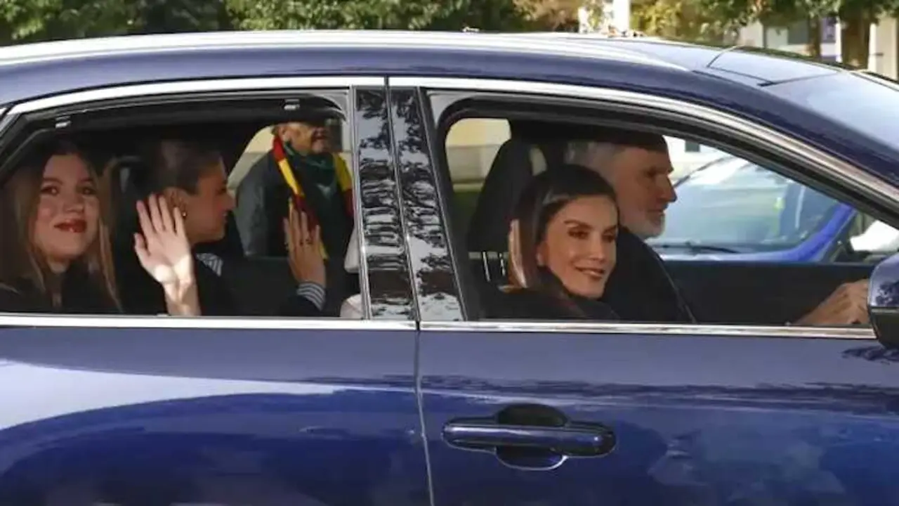 Felipe y Letizia, acompañados por Leonor y Sofía eran los últimos en llegar a la comida