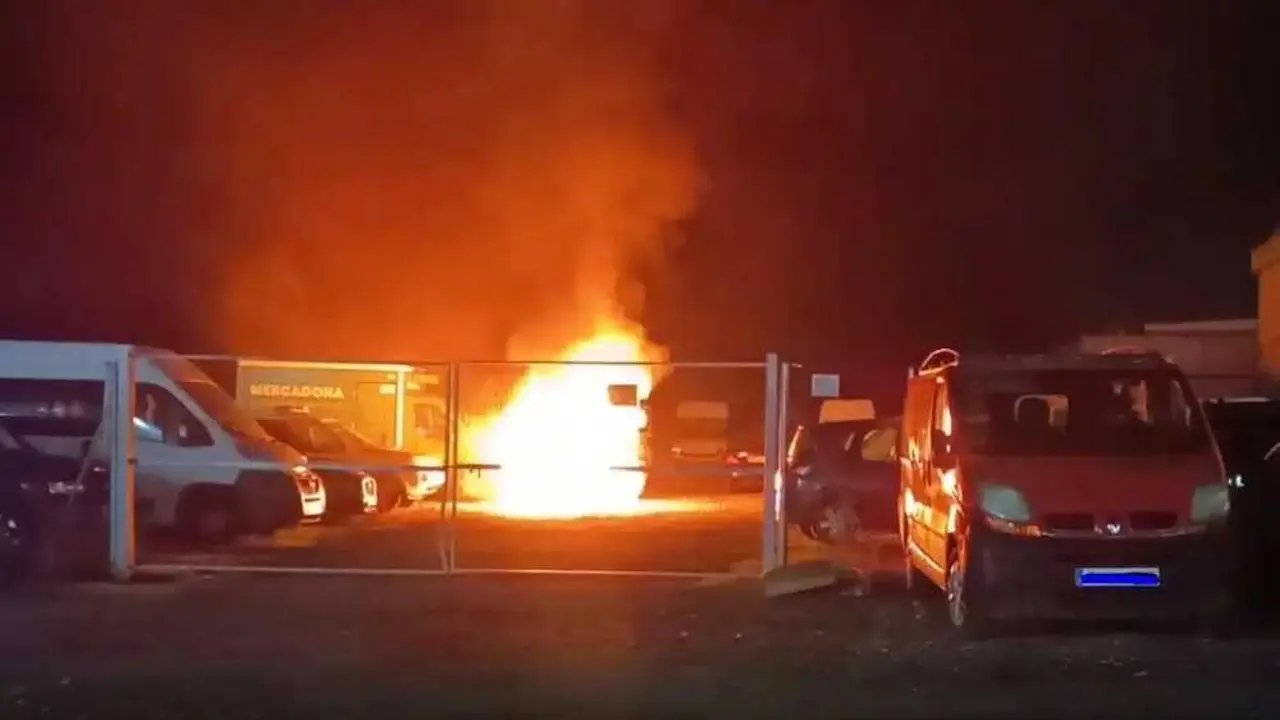 Seis vehículos afectados por el incendio de uno de ellos en una calle de Ciudad Real - Fotografía: Lanza