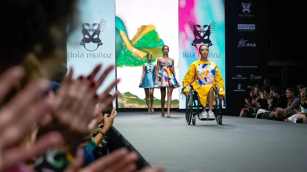 Una joven en silla de ruedas protagoniza el desfile más inclusivo de ‘AbFashion'