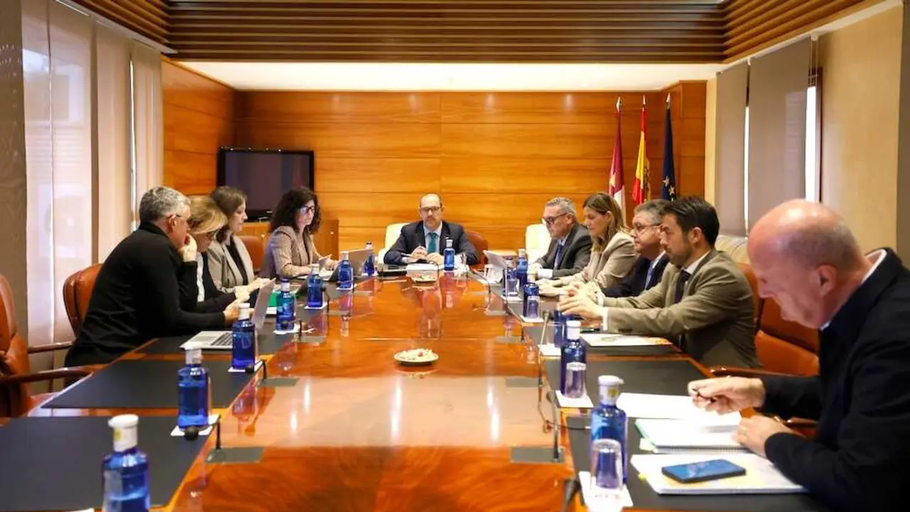 En la imagen un instante de la reunión de la Junta de Portavoces y Mesa de las Cortes de Castilla-La Mancha