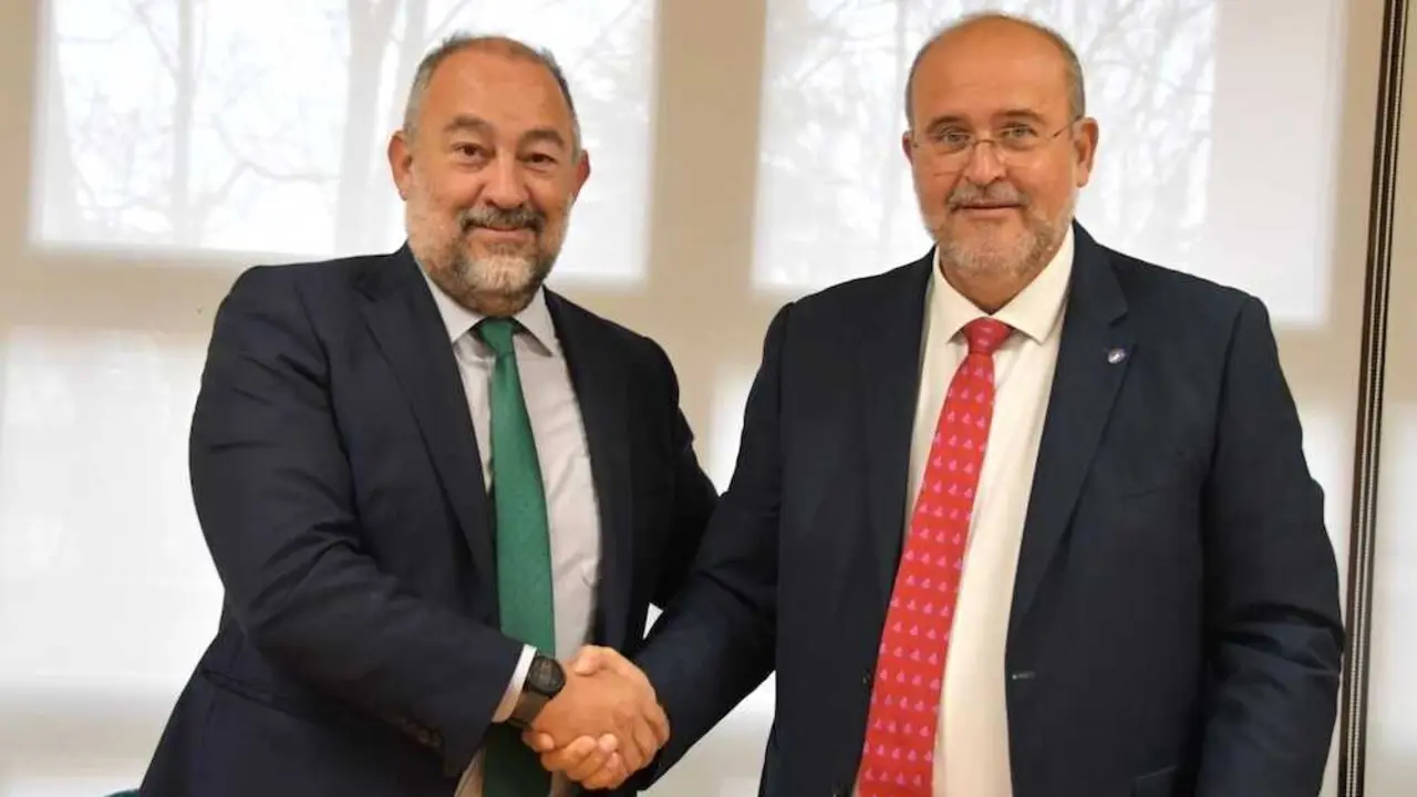 El vicepresidente primero, José Luis Martínez Guijarro, ha firmado el convenio de colaboración con el rector de la Universidad regional, Julián Garde