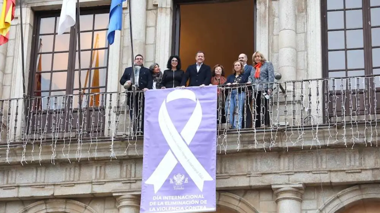 El alcalde de Toledo coloca el lazo por el 25N "sin avisar al Consejo de la Mujer"