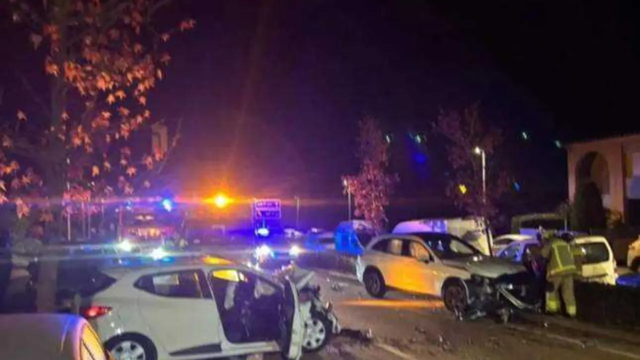 Tres heridos, una de ellas menor, en una colisión de dos coches en una calle, accidente de tráfico