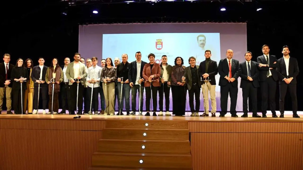 El vicepresidente primero del Gobierno regional, José Luis Martínez Guijarro, y el consejero de Educación, Cultura y Deportes, Amador Pastor, asisten a la IX edición de los Premios y Distinciones al Mérito Deportivo ‘Ángel Lancho 2025’