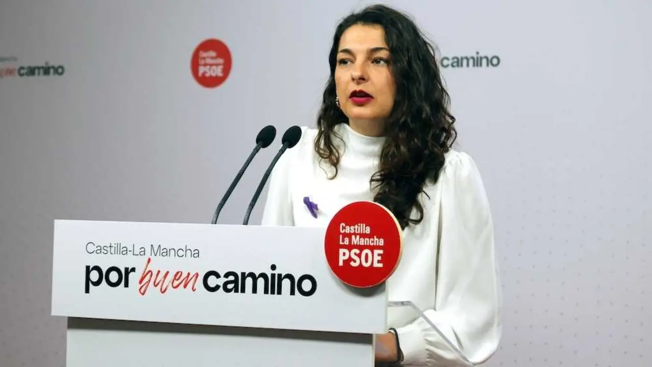 La diputada del PSOE en las Cortes de Castilla-La Mancha, Paloma Jiménez, durante la rueda de prensa que ha ofrecido en la sede de los socialistas en Toledo