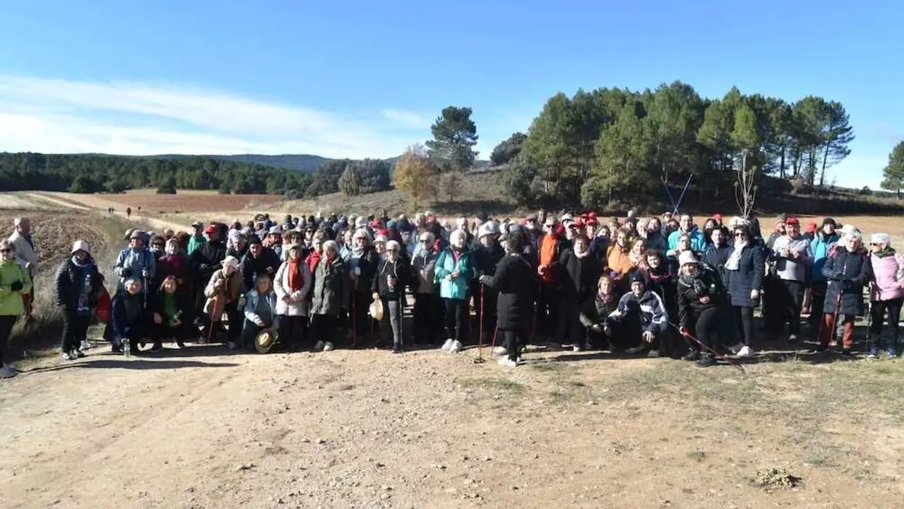 El presidente de la Diputación de Cuenca, Álvaro Martínez Chana, ha participado en la ruta de senderismo para mayores