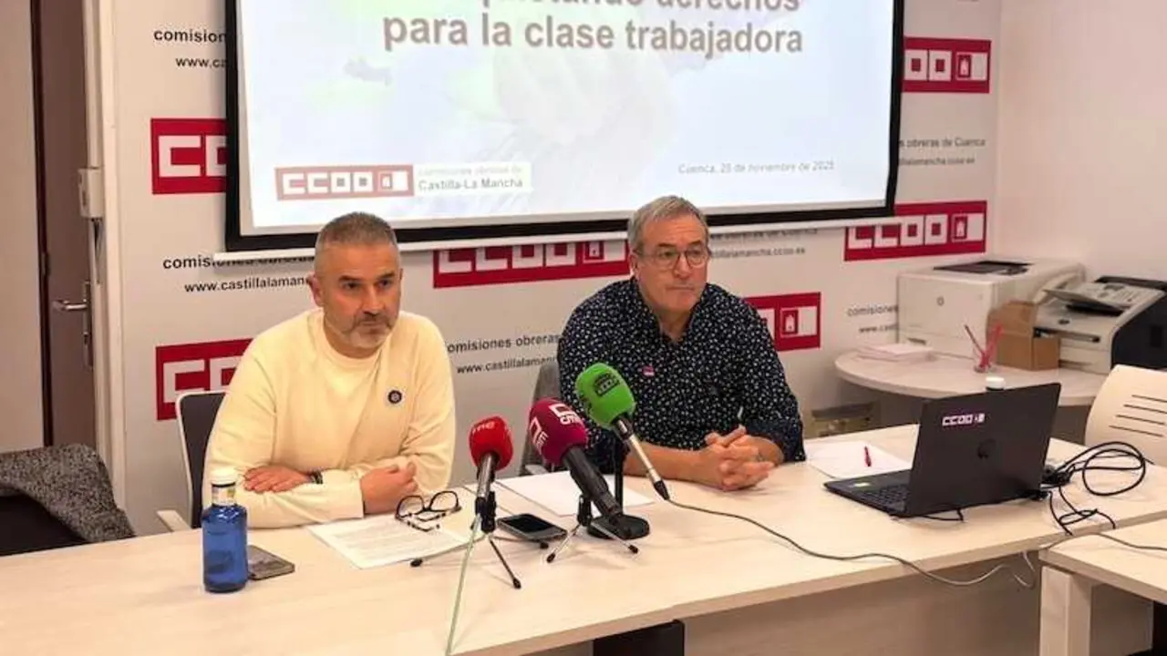 El secretario provincial del CCOO en Cuenca, Carlos Hortelano, y el secretario regional de Acción Sindical, Ángel León, durante la rueda de prensa que han ofrecido