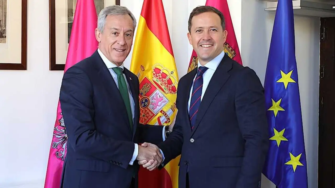 El presidente de Eurocaja Rural, Javier López Martín, y el alcalde de Toledo, Carlos Velázquez