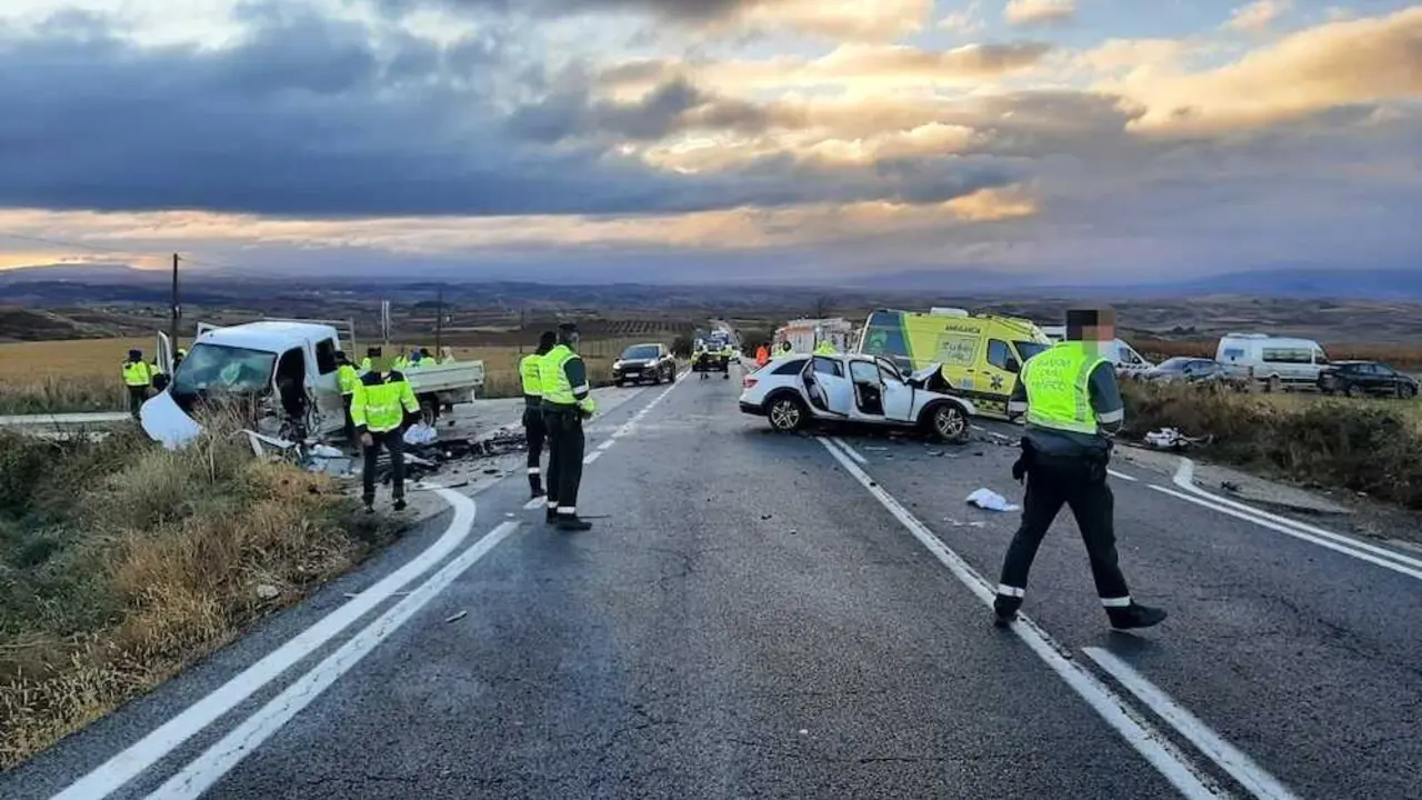 Un muerto y seis heridos graves al chocar frontalmente un coche y un camión, accidente de tráfico, choque, colisión