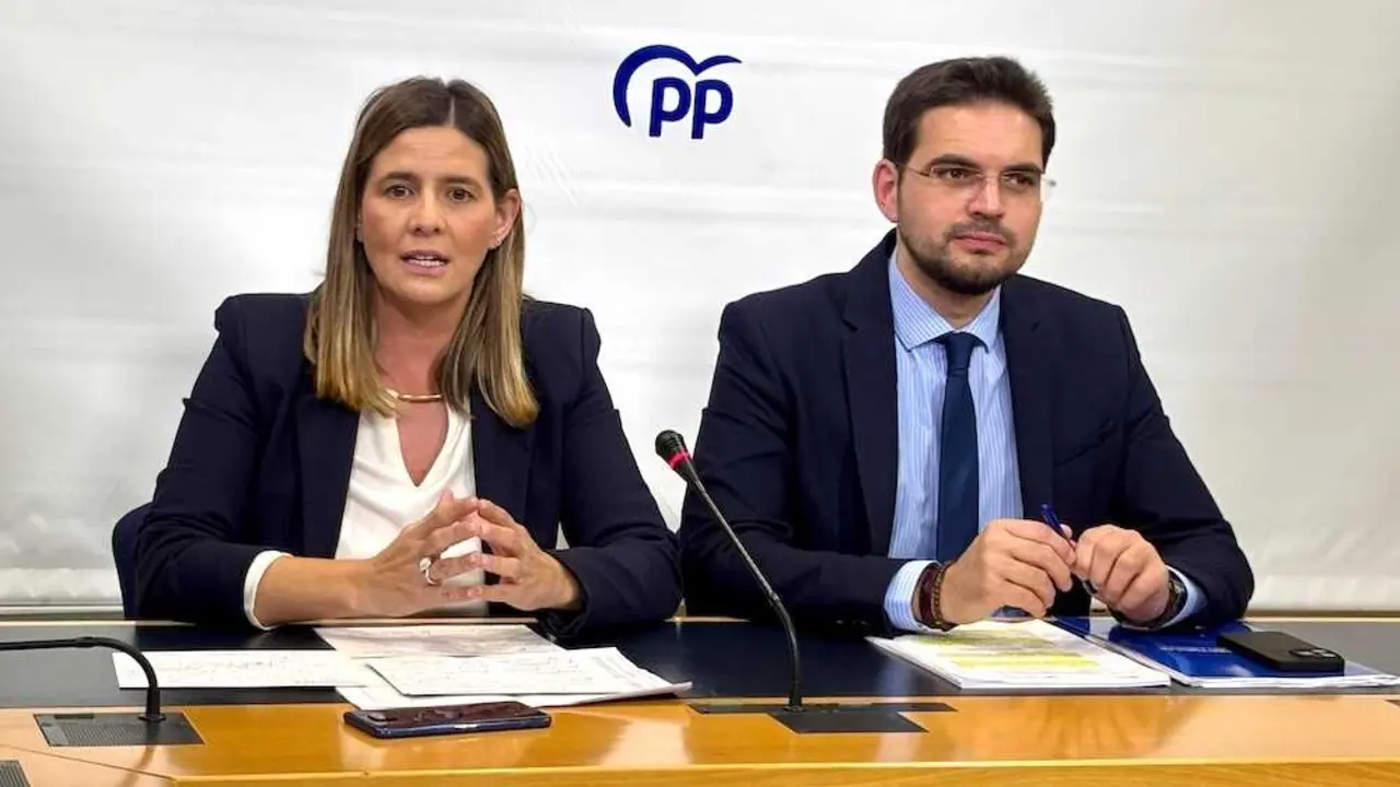 La secretaria general y portavoz parlamentaria del PP de Castilla-La Mancha, Carolina Agudo y el diputado autonómico y portavoz adjunto, Santiago Serrano, en rueda de prensa este miércoles en las Cortes regionales