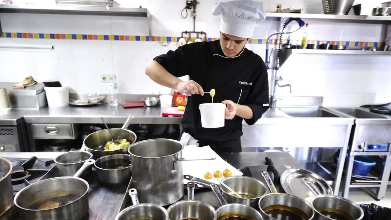Imagen de archivo de la cocina de un restaurante en Toledo - EFE/Ismael Herrero, empleo, trabajadores, desempleo, restauración, gastronomía, cocinero, chef, trabajador, EPA,