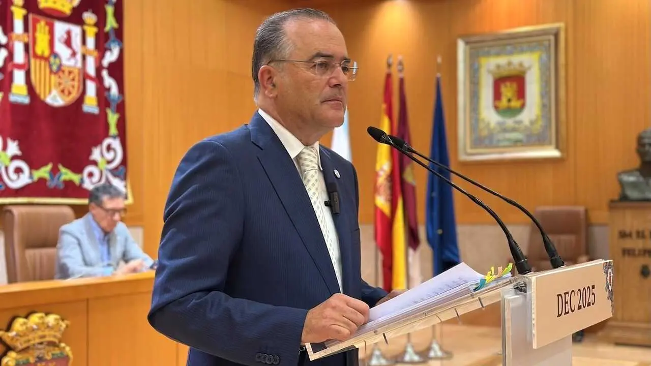 El alcalde de Talavera de la Reina, José Julián Gregorio, durante su intervención en el Debate sobre el Estado de la Ciudad (DEC)