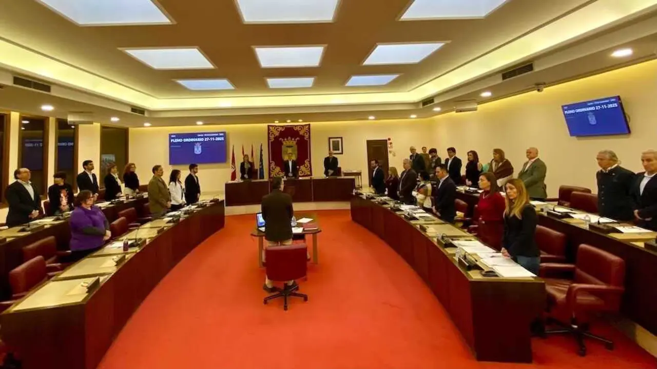 El pleno del Ayuntamiento de Albacete ha guardado un minuto de silencio por las víctimas de la violencia de género