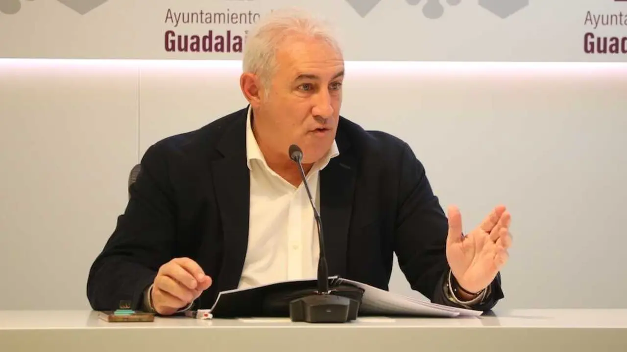 El concejal de Seguridad del Ayuntamiento de Guadalajara, Chema Antón, durante la rueda de prensa que ha ofrecido