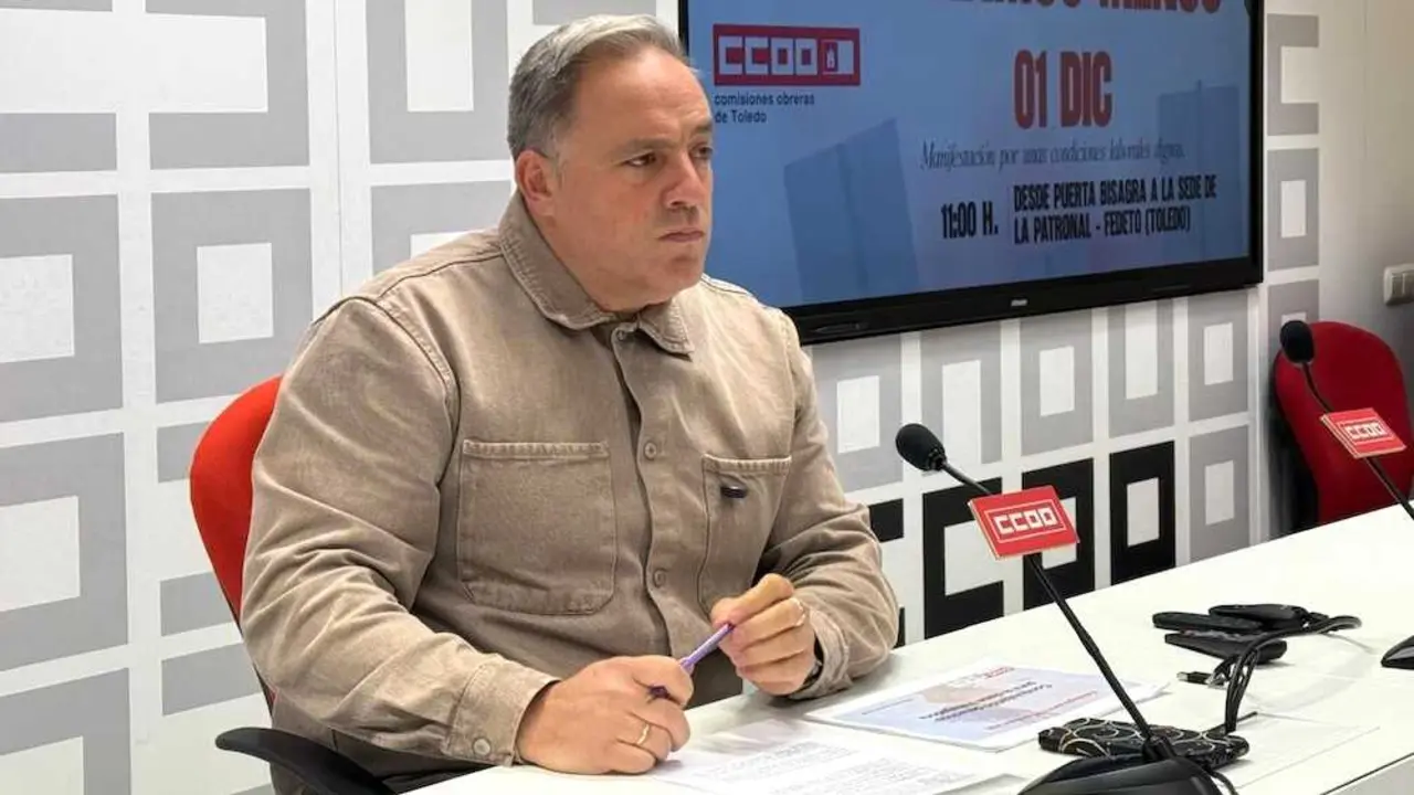 El secretario general de CCOO en la provincia de Toledo, Federico Pérez, durante la rueda de prensa que ha ofrecido para informar de la manifestación ante la sede de Fedeto