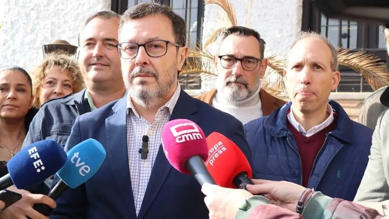 El portavoz nacional de Vox, José Antonio Fúster, atendiendo a los medios este sábado en la localidad de Olías del Rey (Toledo)