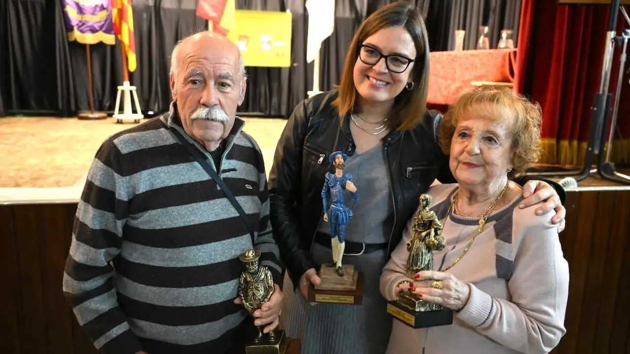 La consejera Portavoz del Gobierno regional, Esther Padilla, recoge el premio ‘Quijote 2025’ que otorga a su departamento la Federación de Comunidades Originarias de Castilla-La Mancha en Cataluña, en un acto en la Casa de Cuenca en Barcelona