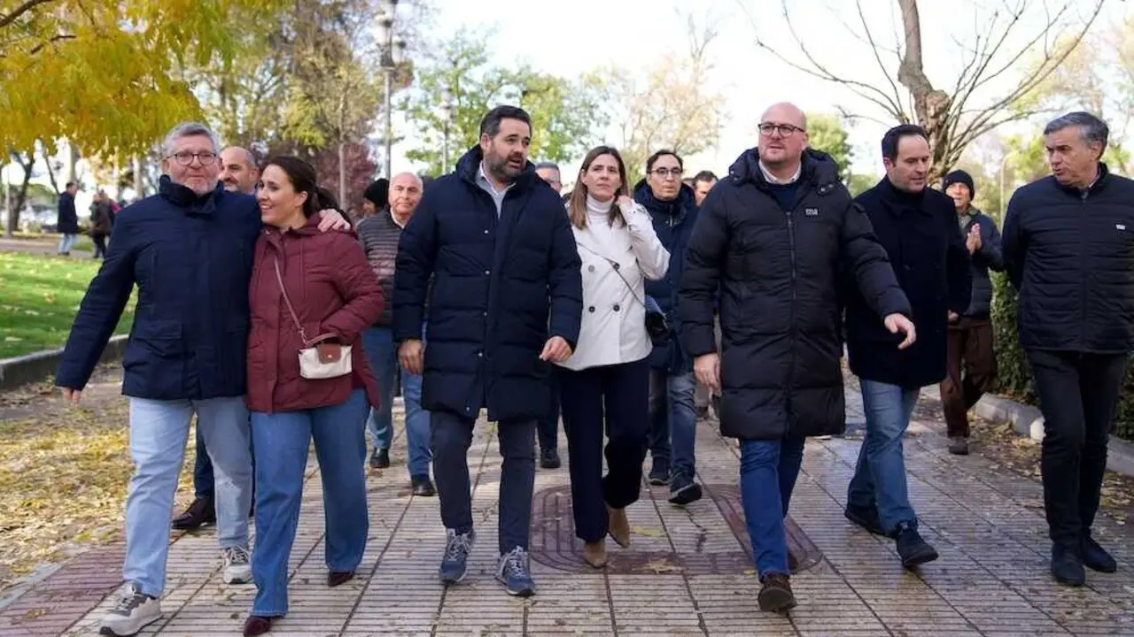 El presidente del PP de Castilla-La Mancha, Paco Núñez, junto a dirigentes del partido en la región este domingo en la concentración convocada en Madrid