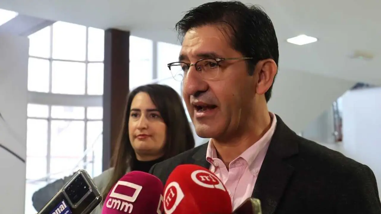 El secretario general del PSOE provincial de Ciudad Real, José Manuel Caballero, atendiendo a los medios este domingo en Campo de Criptana