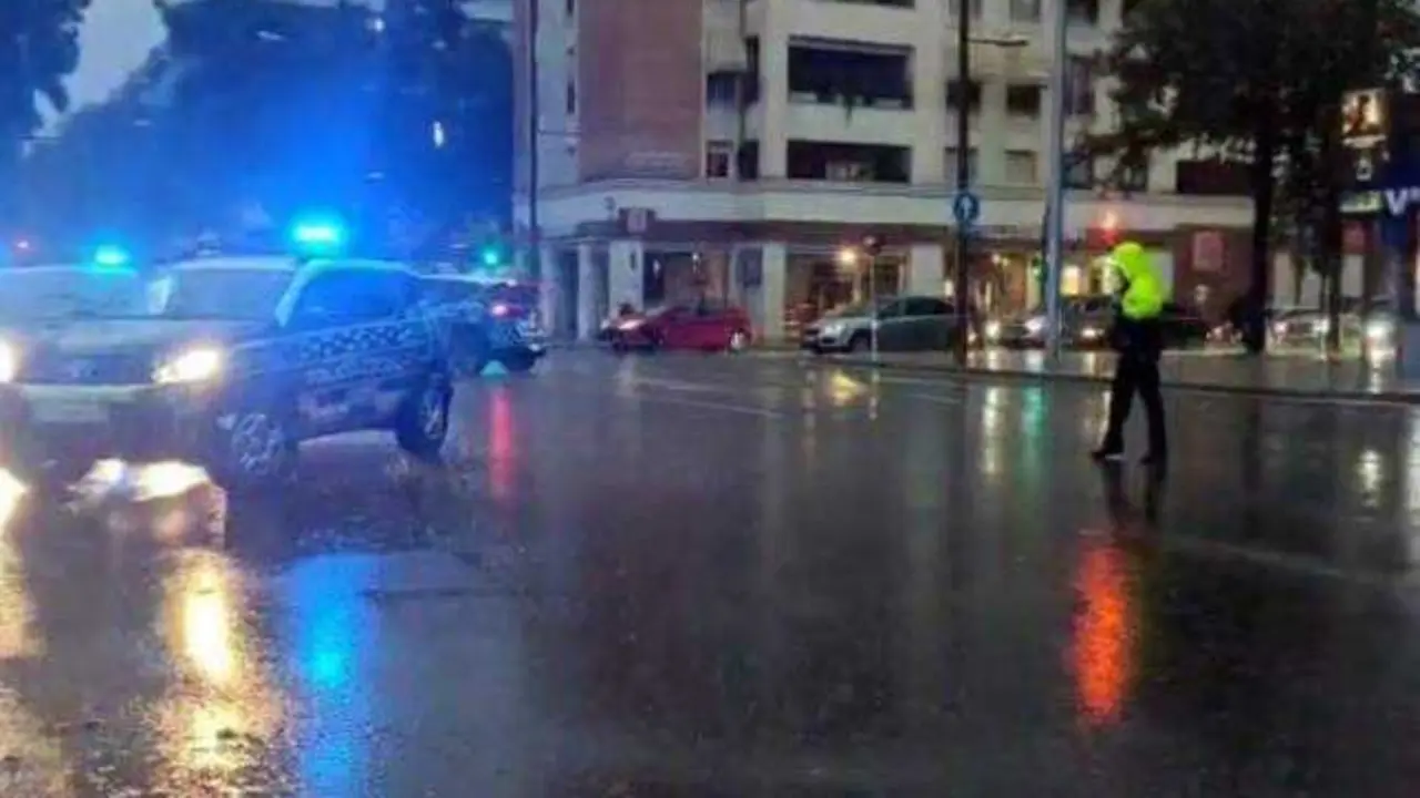 Una mujer arrolla a un chico y arrastra su cadáver varios kilómetros sin saberlo