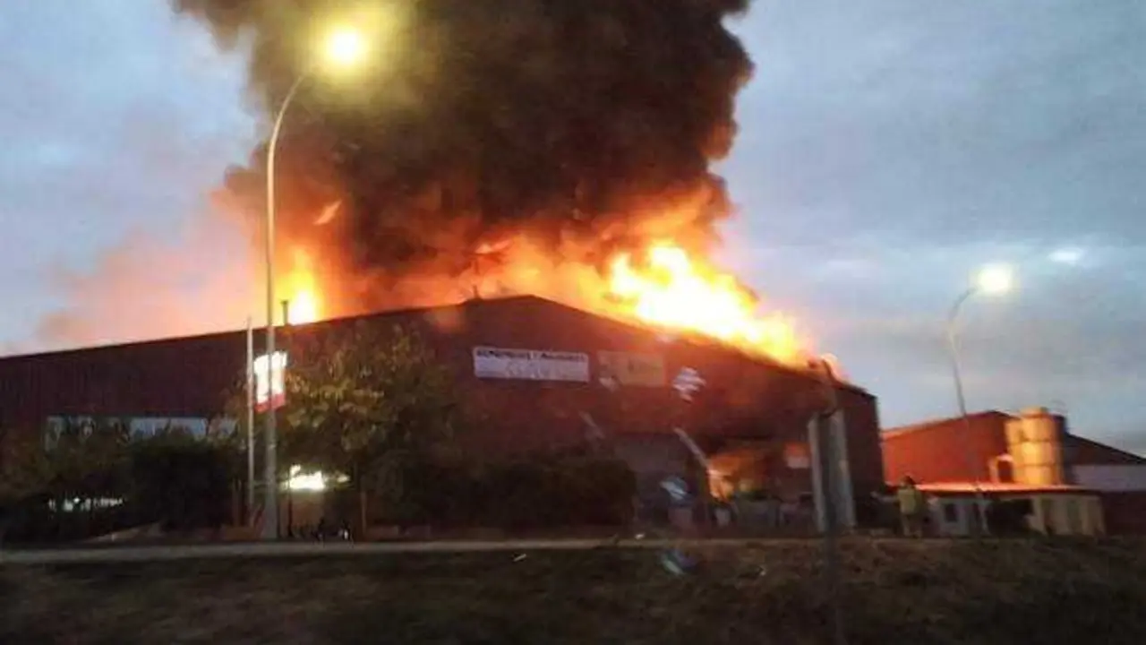Una explosión deja tres heridos graves e incendia una fábrica de un polígono
