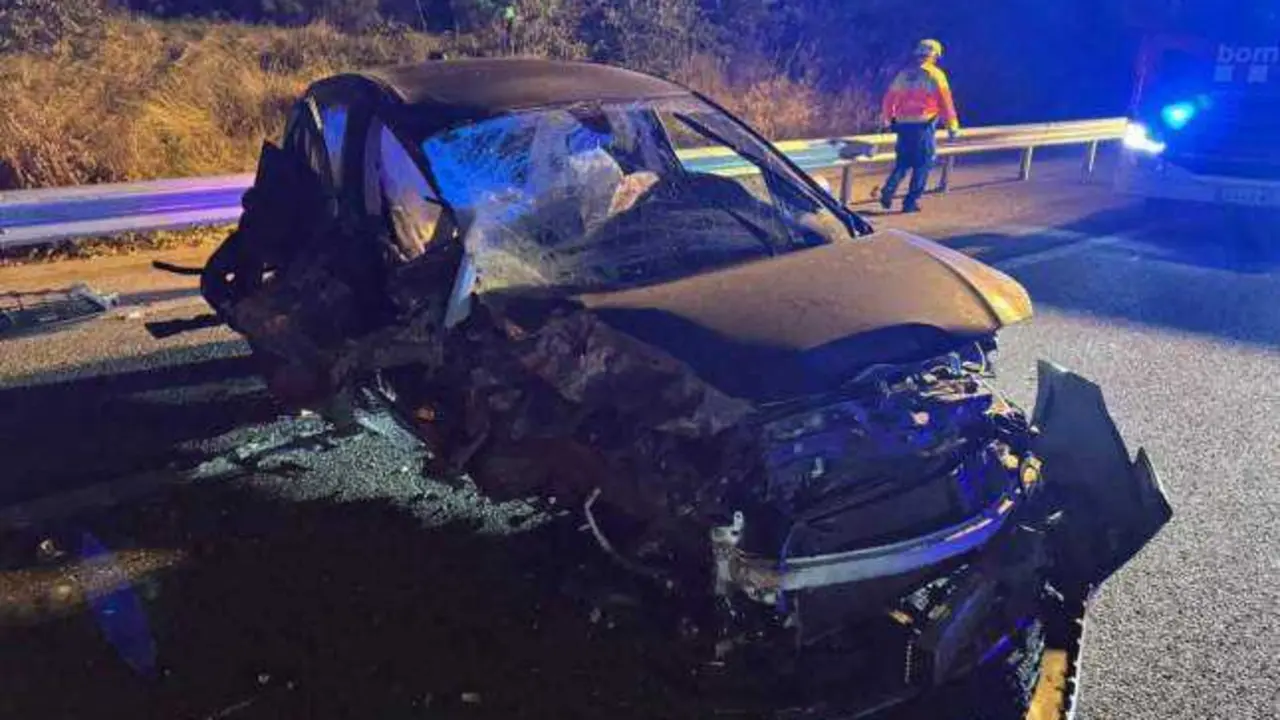 Provoca un grave accidente con un autobús lleno y huye abandonando el coche