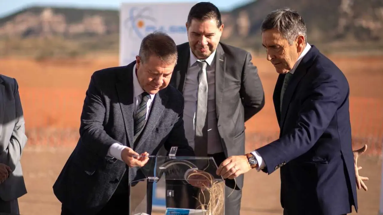 El presidente de Castilla-La Mancha, Emiliano García-Page, ha puesto en Tórtola de Henares (Guadalajara), la primera piedra de ID Logistics en Pulsar Logistics Park