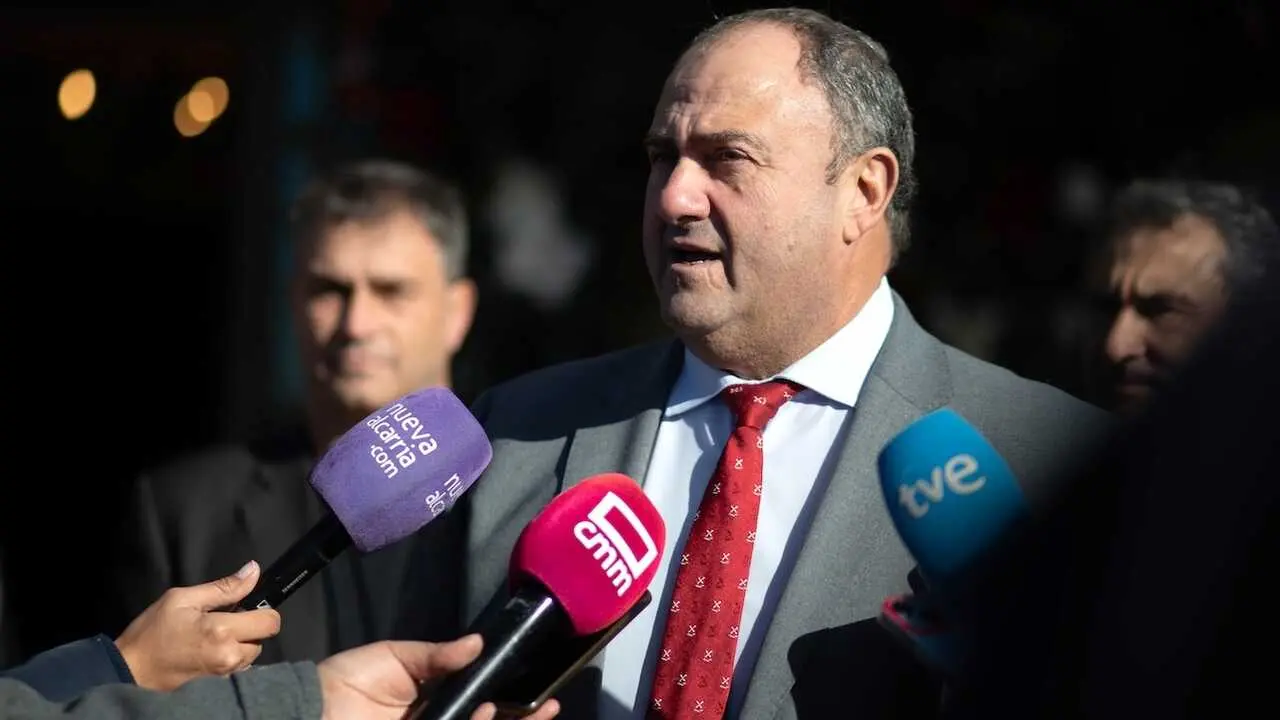 El consejero de Agricultura, Ganadería y Desarrollo Rural de Castilla-La Mancha, Julián Martínez Lizán, atendiendo a los medios de comunicación este lunes en Guadalajara