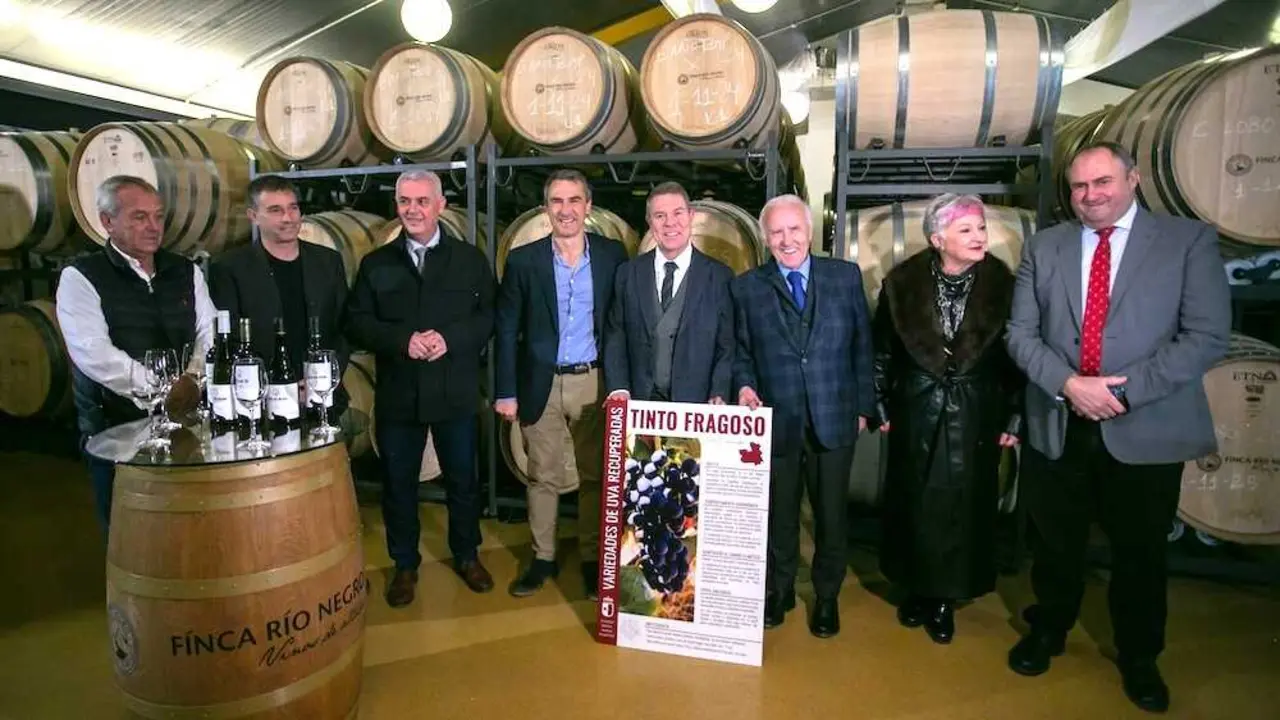 El presidente de Castilla-La Mancha, Emiliano García-Page, durante la visita que ha realizado a la Finca Río Negro en Cogolludo (Guadalajara)