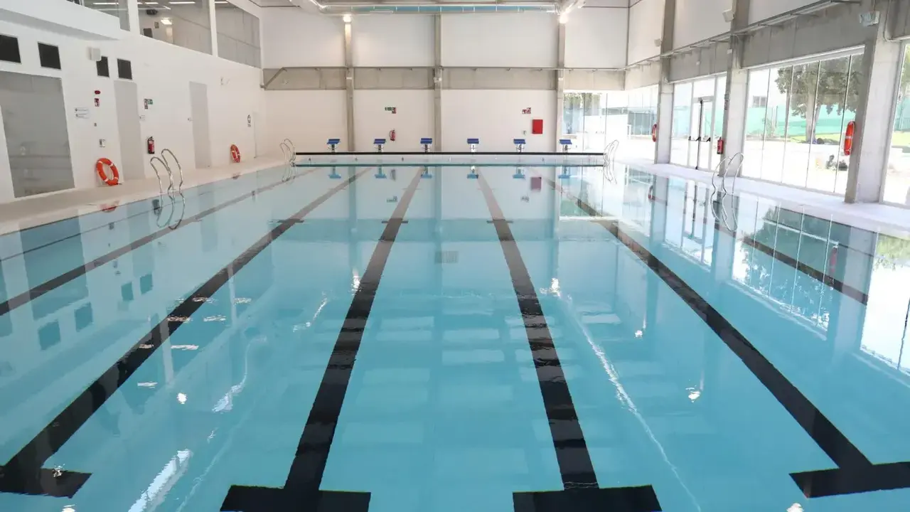 Imagen de archivo de una piscina climatizada de un complejo deportivo