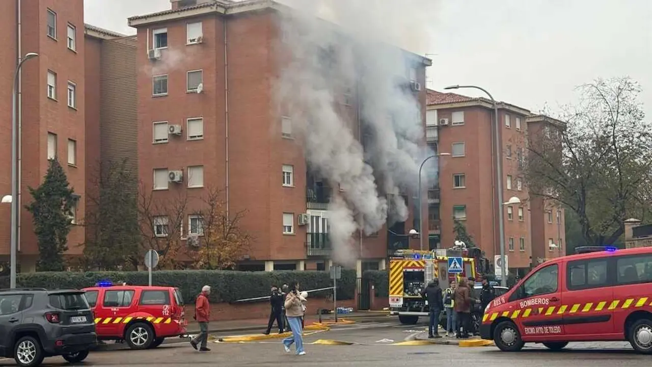 Ocho afectados, entre ellos dos policías, en un incendio en un bloque de pisos de Toledo