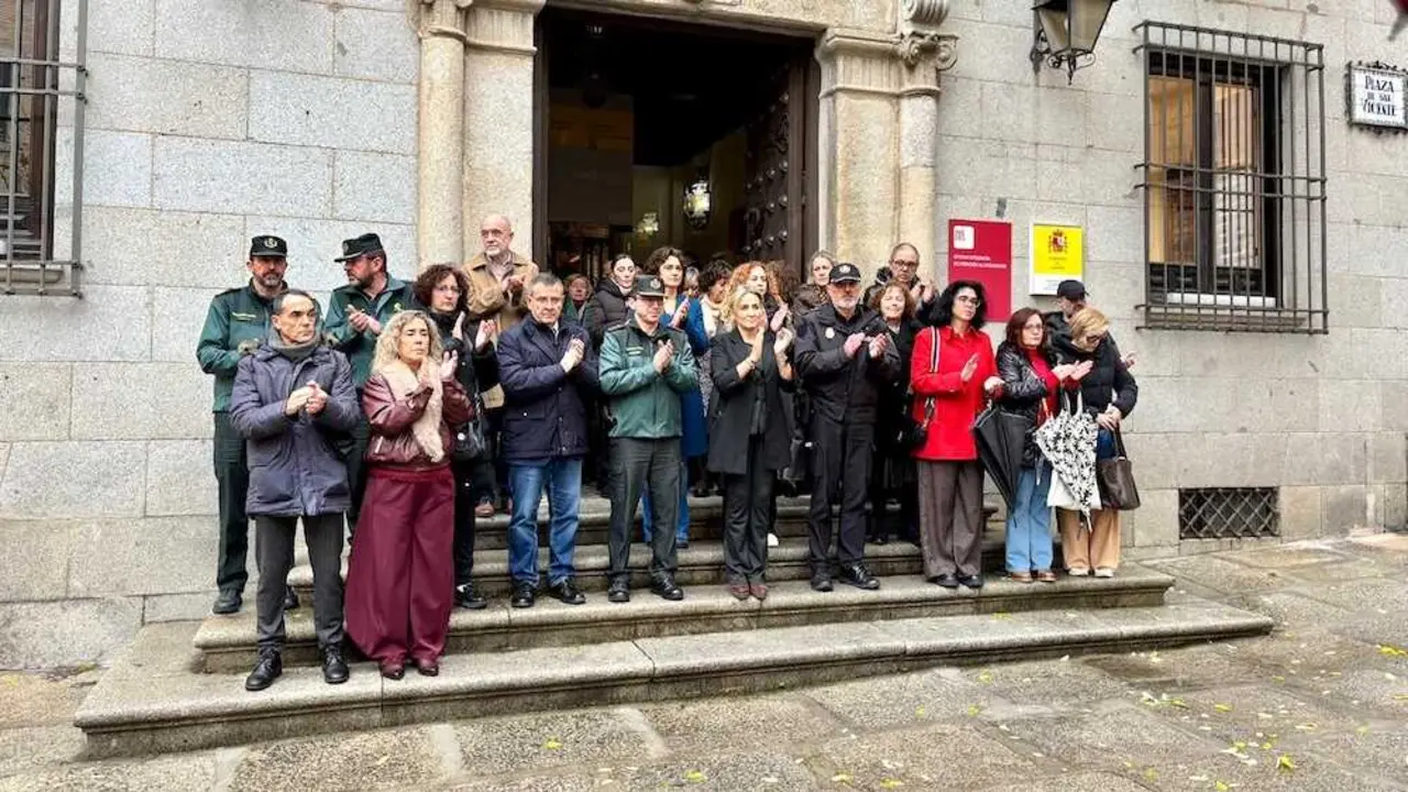 La delegada del Gobierno de España en Castilla-La Mancha, Milagros Tolón, ha participado en el minuto de silencio a las puertas de la sede de la Delegación en Toledo por la última víctima de la violencia machista
