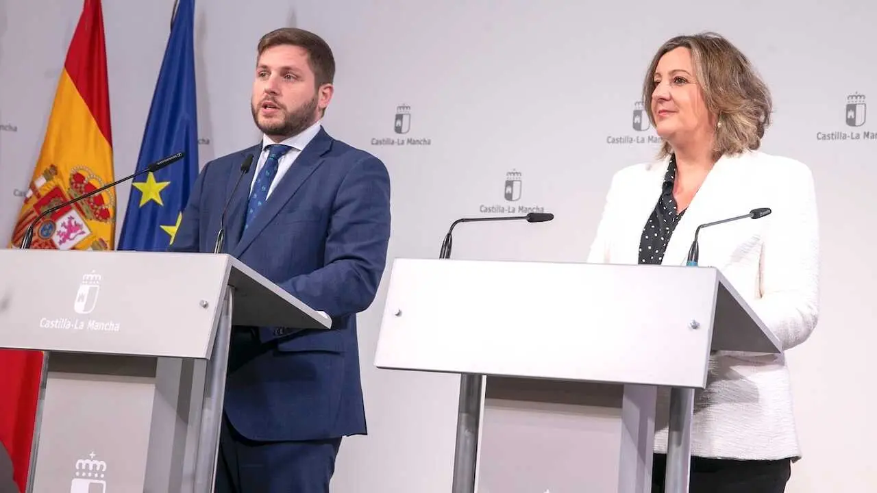 El consejero de Fomento de Castilla-La Mancha, Nacho Hernando, y la consejera de Economía, Empresas y Empleo, Patricia Franco, han informado en rueda de prensa de los asuntos de su departamento abordados en el Consejo de Gobierno