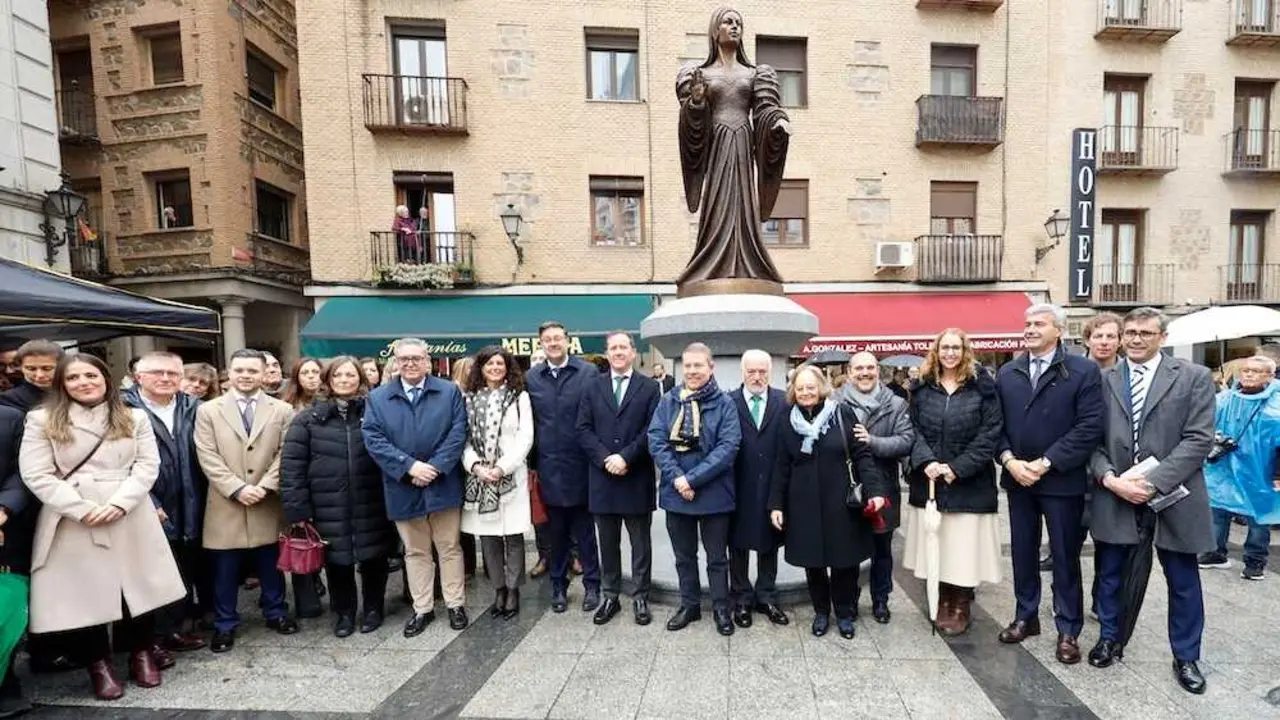El presidente de Castilla-La Mancha, Emiliano García-Page, ha inaugurado la estatua de María de Pacheco en Toledo