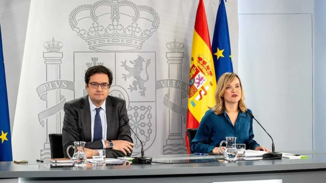 El ministro de Transformación Digital y Función Pública, Óscar López, y la ministra de Educación, Formación Profesional y Deportes y portavoz del Gobierno, Pilar Alegría, durante la rueda de prensa tras el Consejo de Ministros - EP/Gabriel Luengas