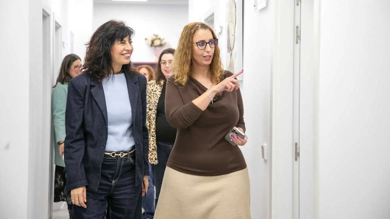 La consejera de Igualdad, Sara Simón, ha visitado el centro de atención integral a mujeres víctimas de la violencia sexual de Toledo, acompañada por la ministra de Igualdad, Ana Redondo.