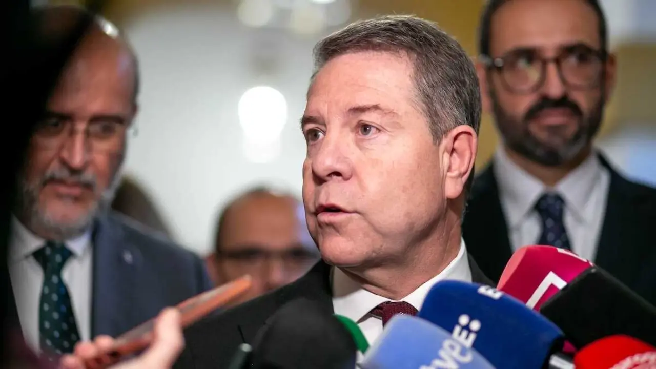 El presidente de Castilla-La Mancha, Emiliano García-Page, atendiendo a los medios de comunicación este miércoles en las Cortes regionales