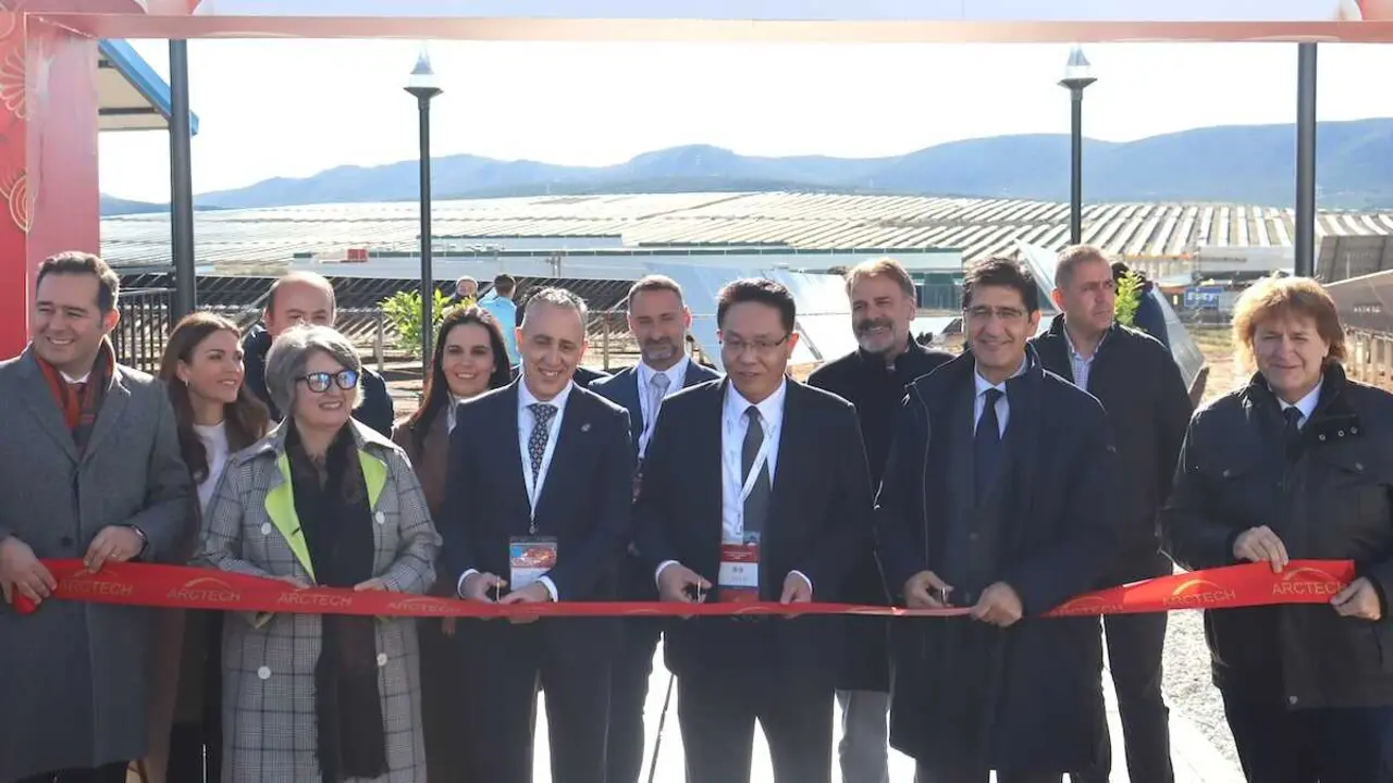El vicepresidente segundo del Gobierno de Castilla-La Mancha, José Manuel Caballero, y la consejera de Desarrollo Sostenible, Mercedes Gómez, inauguran el Centro Tecnológico de innovación y verificación avanzada de producto en Europa ‘Arctech Verification Base’