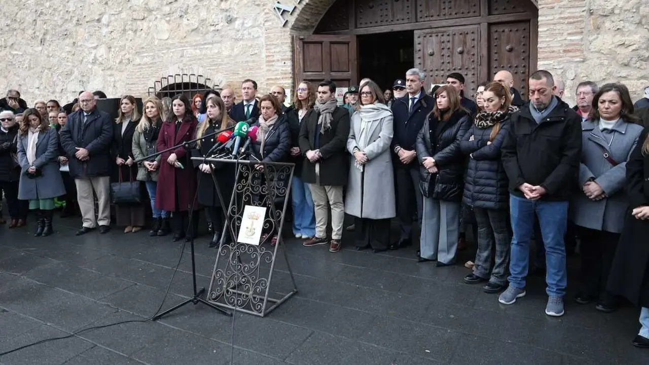 El municipio toledano de Torrijos se ha unido este jueves en un multitudinario minuto de silencio en repulsa por el asesinato de Rossmery, de 39 años, por parte de su pareja y para decir 'basta' a la violencia machista - EFE/Ismael Herrero